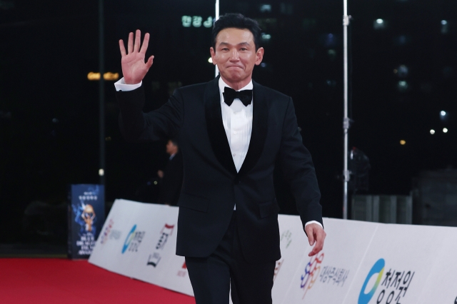 Hwang Jung-min poses on the red carpet at the 45th Blue Dragon Film Awards held in Seoul on Friday. (Yonhap)