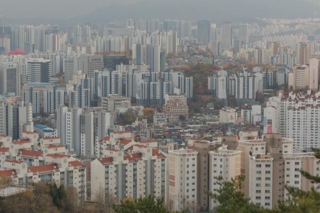 Apartment complexes, houses and office buildings in Seoul are seen from Inwangsan on Tuesday. (Yonhap)