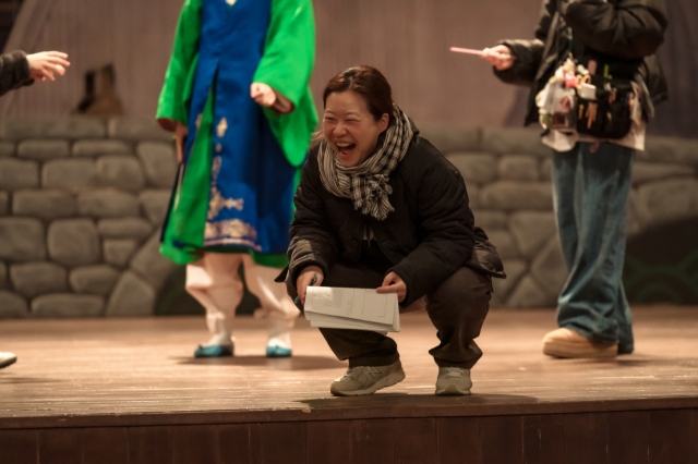 Director Jung Ji-in on the film set of 