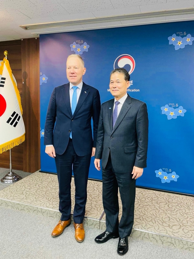 Marko Mihkelson, Chairman of the Foreign Affairs Committee of the Estonian Parliament meets Unification Minister Kim Yung Ho during his visit to Seoul. (Sanjay Kumar/ The Korea Herald)