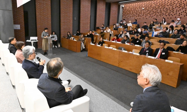 The audience listens to the first roundtable discussion at the 