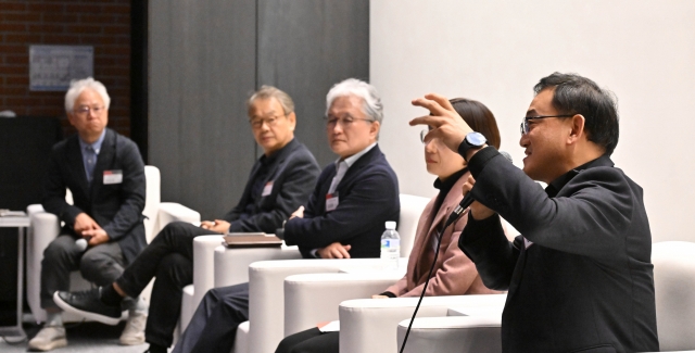 Kim Yong-jin (first from right), manager of the Housing & Building Architecture Team at Daewoo Engineering & Construction, speaks during the first roundtable at the 