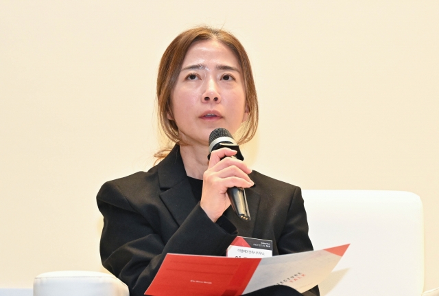 Lee Eun-kyung, principal at EMA Architects & Associates, speaks at the “Architecture Talk: More Than APT” forum held at Seosomun Shrine History Museum, Seoul, Wednesday. (Im Se-jun/The Korea Herald)