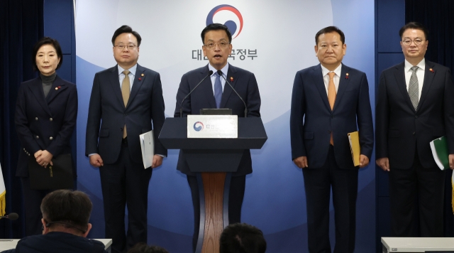 Finance Minister Choi Sang-mok (center) speaks during a press briefing at the government complex building in Seoul on Monday. (Yonhap)