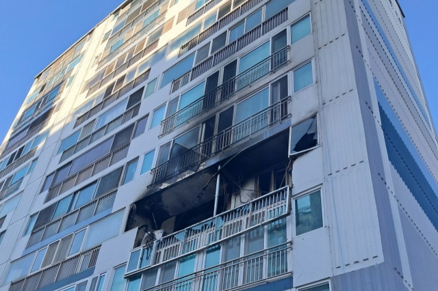 An apartment in Pohang is caught on fire on Monday. (Gyeongbuk Fire Service Headquarters)