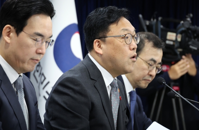 Kim Byoung-hwan, chair of the Financial Services Commission, speaks during a press briefing on the plan to amend the Capital Market Act at the Government Complex in Seoul, Monday. (Yonhap)