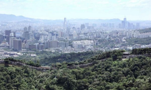 Hanyangdoseong, or the Seoul City Wall, is on UNESCO’s Tentative Lists for nomination. (Seoul City)