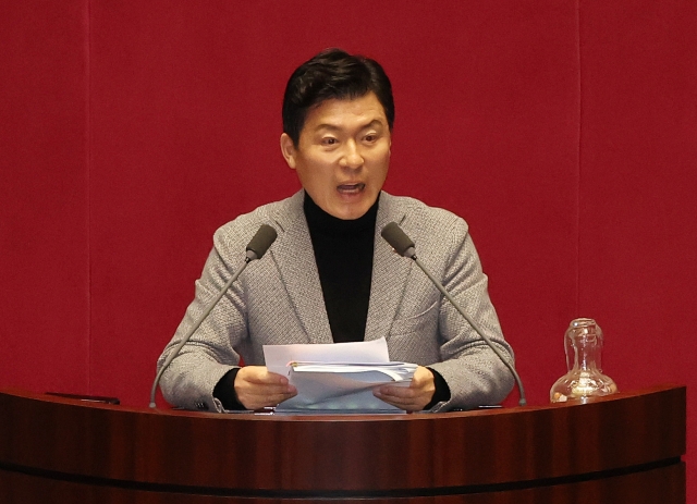 Rep. Ku Ja-keun, the ruling People Power Party deputy chair of the parliamentary budget review committee, speaks at the National Assembly plenary meeting Monday. (Yonhap)