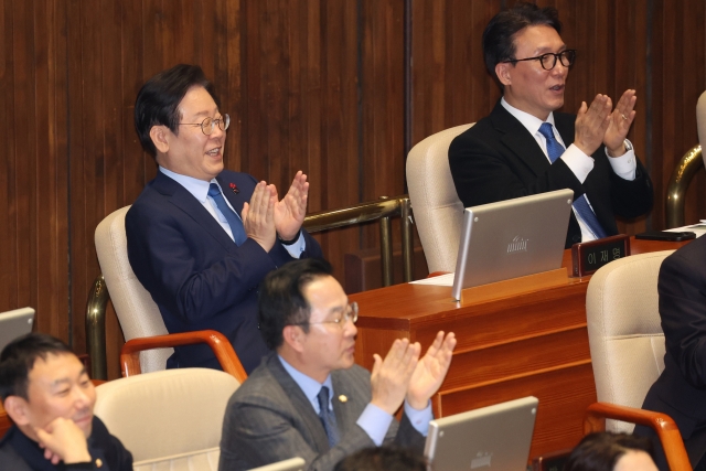 Democratic Party of Korea Chair Lee Jae-myung, top left, applauds during a parliamentary plenary session held at the National Assembly in western Seoul on Monday. (Yonhap)