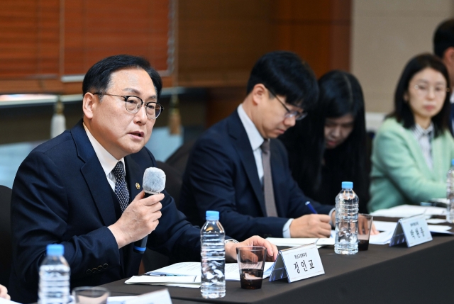 Trade Minister Cheong In-kyo (left) speaks during a meeting in Seoul on Nov. 29. (Ministry of Trade, Industry and Energy)