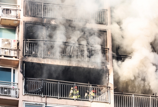 Smoke is seen in an apartment in Suseong-gu, Daegu, Monday. (Yonhap)