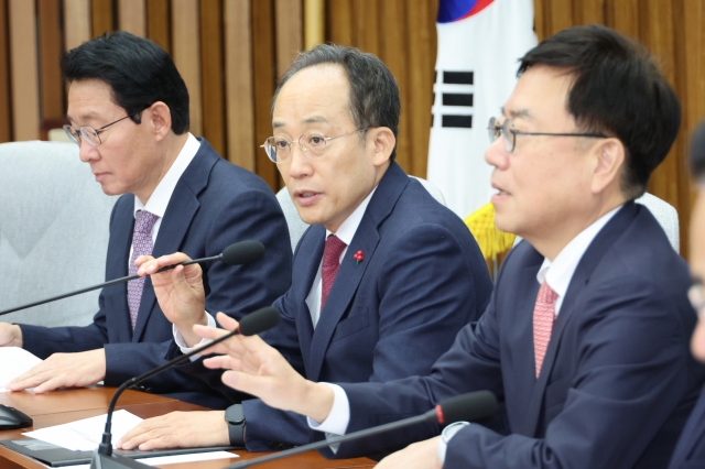 People Power Party Floor Leader Choo Kyung-ho speaks during an intra-party strategy meeting held at the National Assembly in western Seoul on Tuesday. (Yonhap)