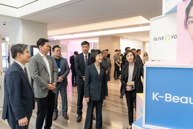 Minister of Food and Drug Safety Oh Yu-kyoung (second from right) and Kolmar Korea Vice Chairman Yoon Sang-hyun (on Oh's right) tour the company's research complex in Seocho-gu, Seoul, on Tuesday. (Kolmar Korea)