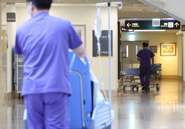 A patient on a wheelchair is seen in this photo taken Tuesday of an unspecified Seoul-based hospital. (Yonhap)