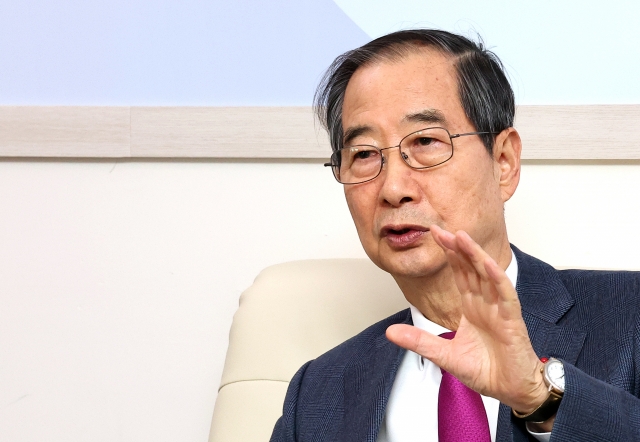 Prime Minister Han Duck-soo speaks during a press conference at the government complex in the central city of Sejong on Tuesday. (Yonhap)