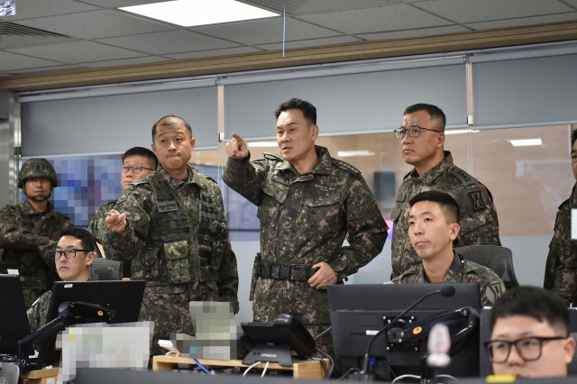 Joint Chiefs of Staff Chairman Adm. Kim Myung-soo (center) inspects the military's readiness at the Army's 1st Corps in Goyang, north of Seoul, on Tuesday, in this photo provided by the military. (Yonhap)