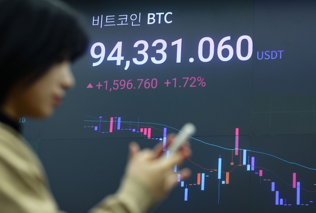 A screen shows bitcoin trading at around 94 million won at local crypto exchange Upbit's headquarters in southern Seoul, on Nov. 26. (Yonhap)