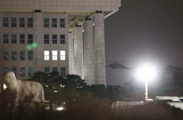 A helicopter heads to the National Assembly main building late Tuesday. (Yonhap)