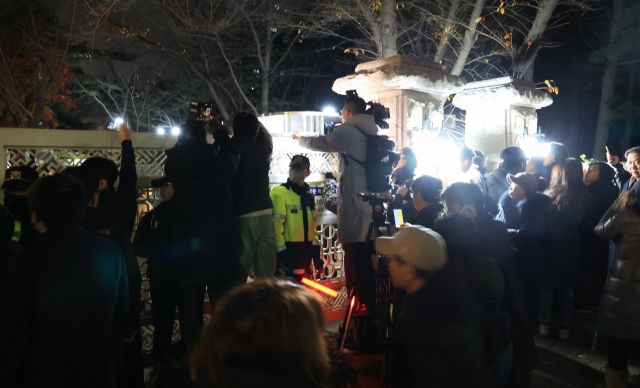 Police tightened security as people attempted to enter the main gate of the National Assembly in Yeouido on Tuesday, following President Yoon Suk Yeol's declaration of martial law. (Yonhap)