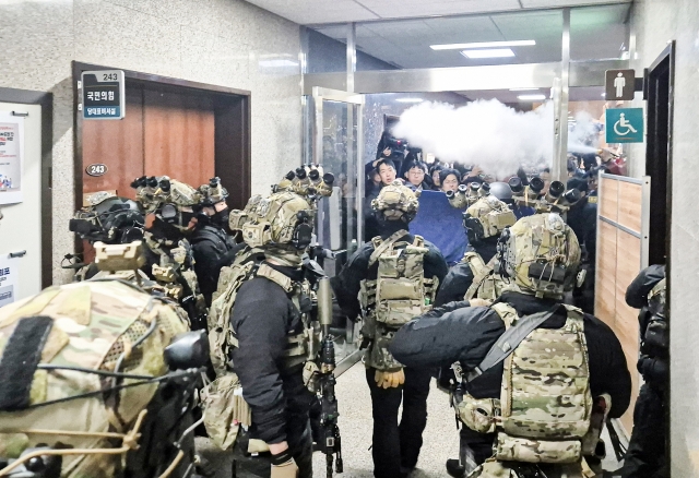 Soldiers enter to the main building of the National Assembly in Yeouido, central Seoul on Wednesday. (Yonhap)