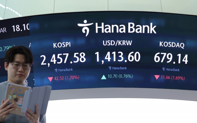 An electronic board showing the Korea Composite Stock Price Index at a dealing room of the Hana Bank headquarters in Seoul on Wednesday. (Yonhap)