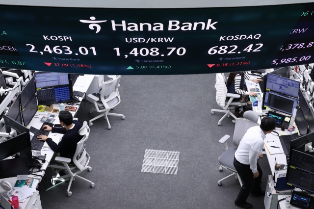 Hana Bank's dealing room in Seoul is seen as the Korean stock markets begin trading on Wednesday. (Yonhap)