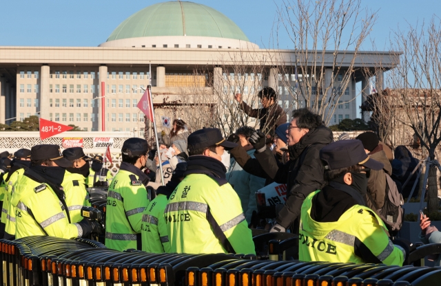 Police officers are dispatched in front of the National Assembly in Seoul on Wednesday. (Yonhap)