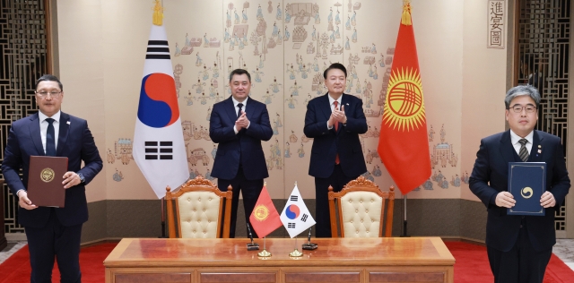 Korea Forest Service Minister Lim Sang-seop (far right) and Kyrgyzstan’s Minister of Emergency Situations Boobek Azhikeev (far left), signed a memorandum of understanding in Seoul on Tuesday, with the presidents of both countries in attendance. (Presidential Office)