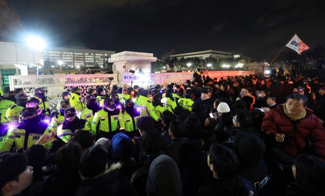 A gate to the National Assembly after lawmakers voted against Yoon's declaration of martial law on Wednesday (Yonhap)