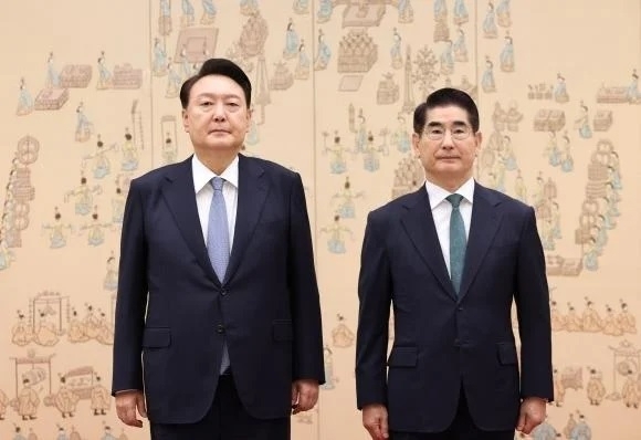 President Yoon Suk Yeol poses with Defense Minister Kim Yong-hyun after handing him his appointment letter at the presidential office in Yongsan, Seoul, on Sept. 6 (Yonhap)