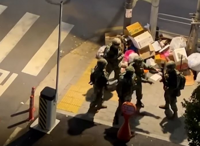 Video footage shows armed martial law troops outside the entrance to the first floor of the Seoul studio for Kim Ou-joon's YouTube channel, 