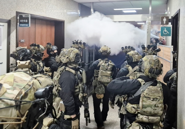 Soldiers enter the main building of the National Assembly in Yeouido, central Seoul, Wednesday. (Yonhap)