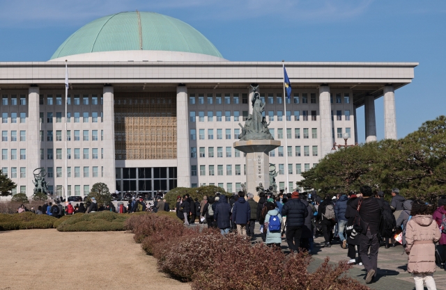 People gather in front of the main building at the National Assembly in Seoul on Wednesday. (Yonhap)