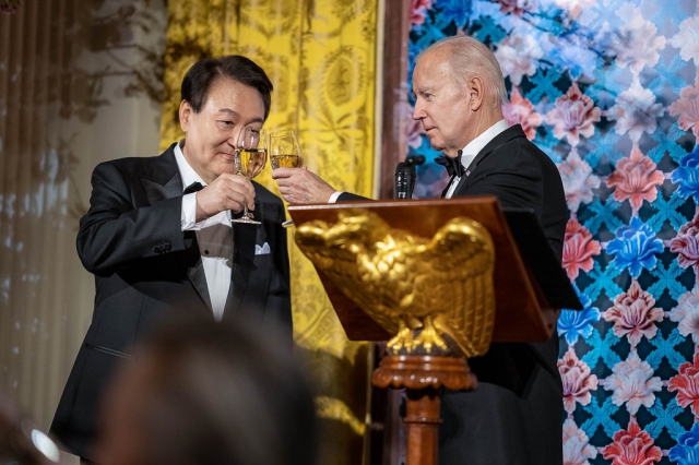 US President Joe Biden (right) and President Yoon Suk Yeol deliver toasts during the State Dinner on April 26, 2023, in the East Room of the White House. (White House)