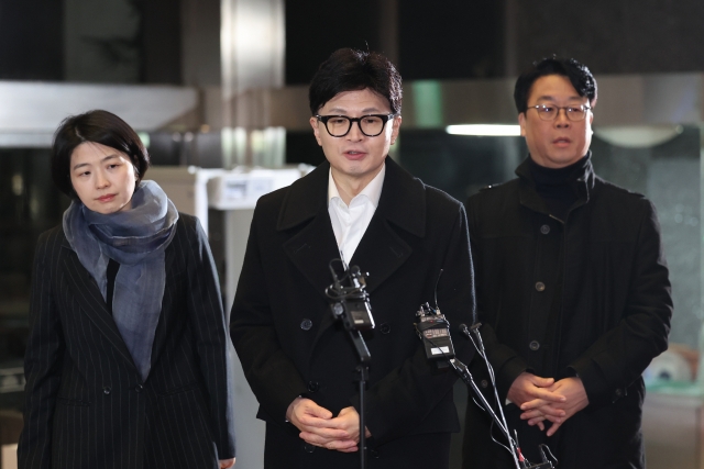 Ruling People Power Party Chair Han Dong-hoon (center) speaks to reporters on Wednesday. (Yonhap)