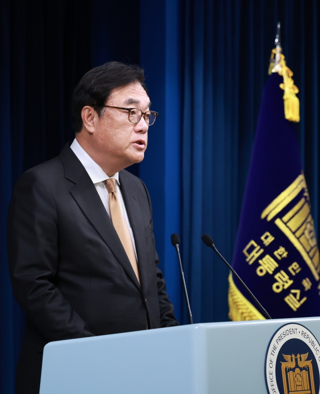 Presidential Chief of Staff Chung Jin-suk speaks during a briefing Thursday. (Yonhap)