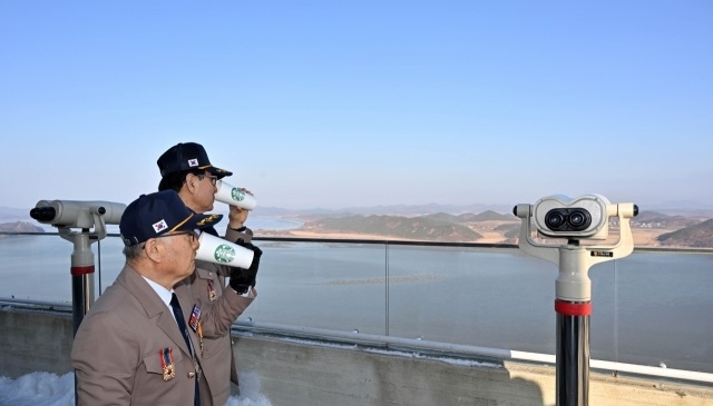 Vietnam War veterans sip Starbucks coffee while gazing at the other side of the Korean Peninsula in Gimpo, north of Seoul, on Friday. (Im Se-jun/The Korea Herald)