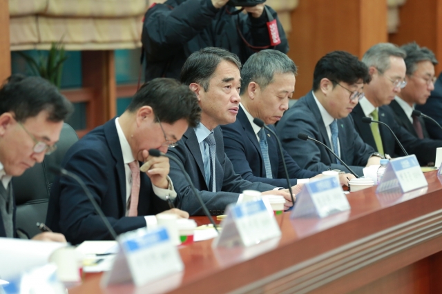 Financial Supervisory Service senior deputy governor Hahm Yong-il (3rd from left) speaks during a meeting with heads of securities firms in Seoul on Thursday. (Yonhap)