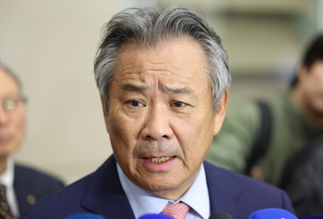 In this file photo from Nov. 13, Lee Kee-heung, suspended president of the Korean Sport & Olympic Committee, speaks to reporters at Incheon International Airport, west of Seoul. (Yonhap)