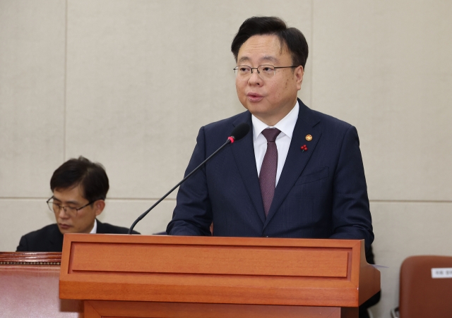 Health Minister Cho Kyoo-hong speaks during the National Assembly's health and welfare committee meeting on Thursday. (Yonhap)