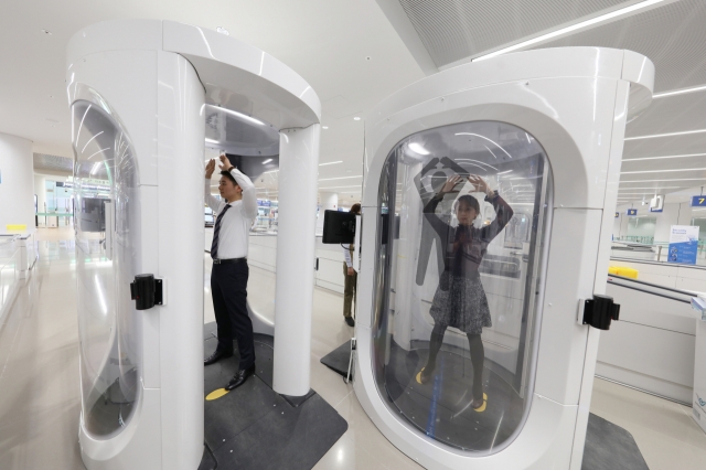 Demonstration of the cylindrical scanner installed at the departure hall of Incheon Airport's Terminal 2 (Incheon International Airport)