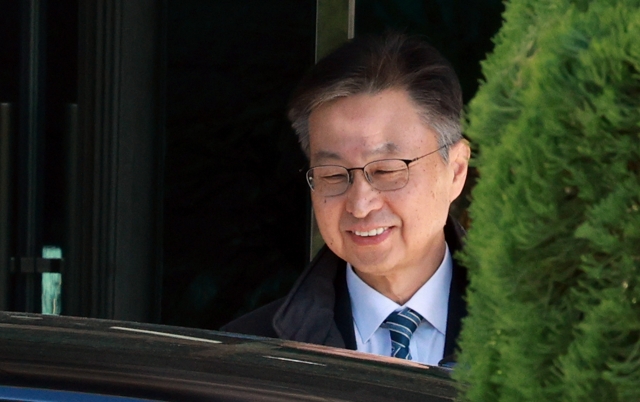 Board of Audit and Inspection Chair Choe Jae-hae leaves the agency's headquarters in Jongno-gu, central Seoul, Thursday, after the National Assembly voted to impeach him. (Yonhap)