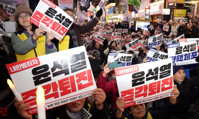 More than 2,000 people, estimated by organizers, including civil society organizations and citizens in Busan, chant slogans at a large rally calling for the resignation of Yoon Seok-yeol's regime, which led to the declaration of emergency martial law, in Seomyeon, Busanjin-gu, Busan, on the afternoon of Dec. 4. 2024.12.04.