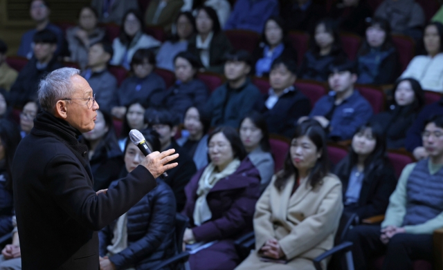 Yu In-chon, the minister of culture, sports and tourism, talks during a meeting with the ministry staff on Thursday at Government Complex Sejong. (MCST)