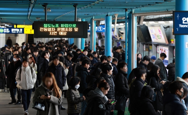 Commuters pack the platform at Sindorim Station in southwestern Seoul on Thursday, as a railway strike disrupts services. A digital sign overhead alerts passengers to delays and schedule adjustments. (Yonhap)