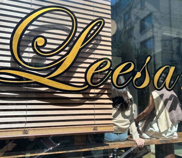 People sit by the window and enjoy coffee at Leesar espresso bar in Cheongdam, Seoul, on Nov. 16. (Kim Jae-heun/The Korea Herald)