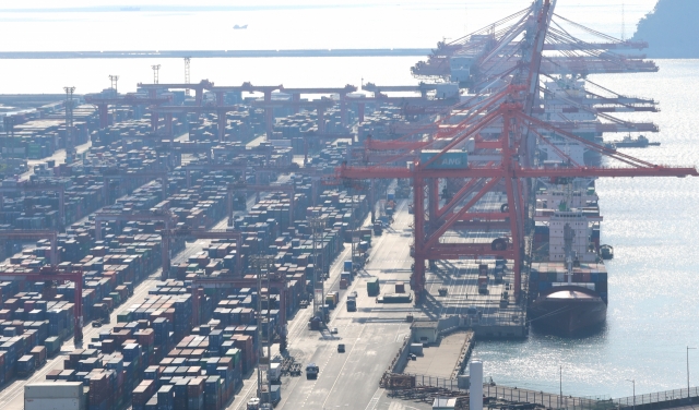 Containers are stacked at a port in South Korea's southeastern city of Busan on Nov. 29. (Yonhap)