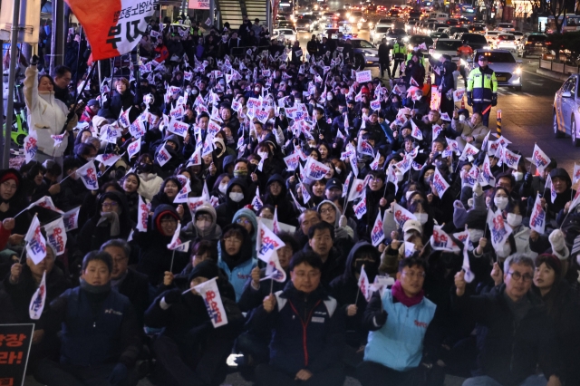 A rally calling for the resignation of the Yoon Suk Yeol administration was held in Daejeon on Thursday night. (Yonhap)