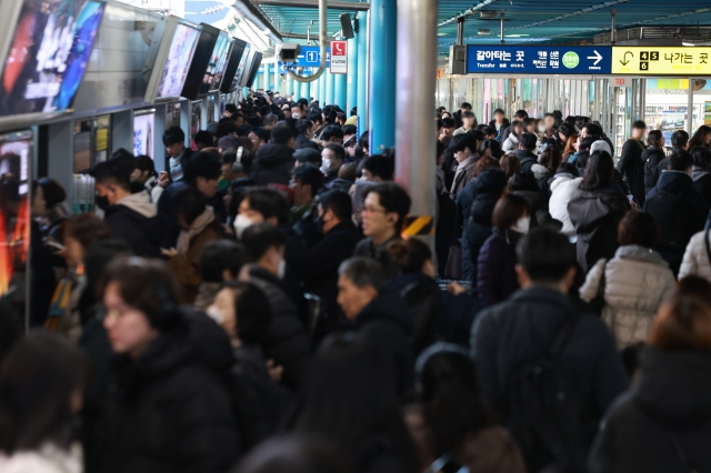 Passengers are seen at a platform of Sindorim Station of Seoul subway Line No.1 on Thursday. (Yonhap)