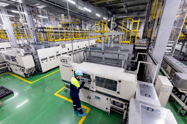 The production line at Posco Future M’s Gwangyang plant, where cathode materials for export to the US will be manufactured using lithium hydroxide supplied through a newly signed deal with Posco Pilbara Lithium Solution. (Posco Future M)